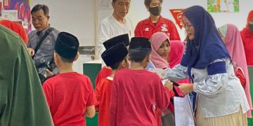 Presiden Jokowi Ajak Puluhan Anak Yatim Beli Baju Lebaran di Plaza Atrium