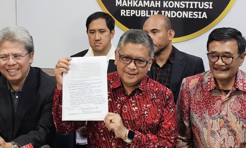 Hasto serahkan surat permohonan Megawati menjadi amicus curiae di MK