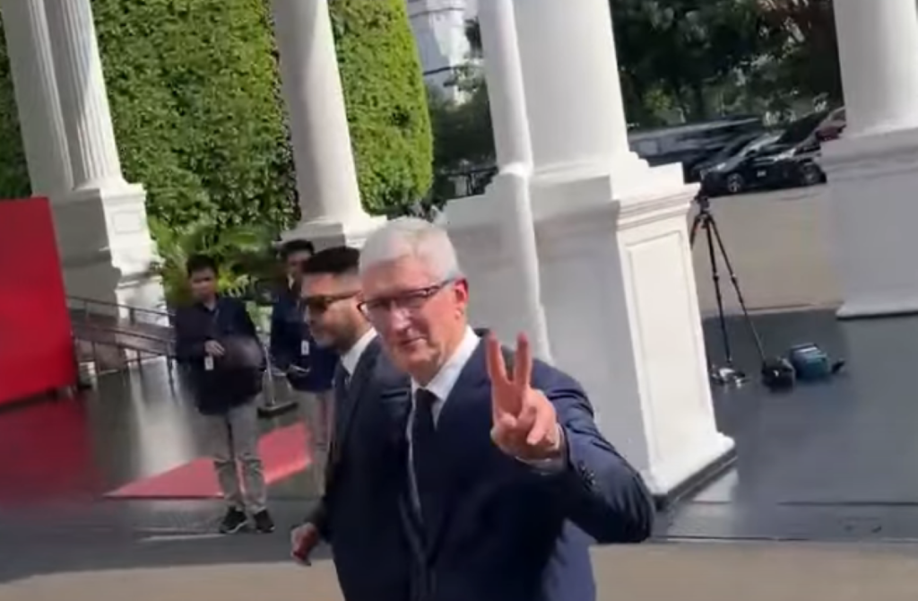 Tim Cook beri salam dua jari saat tiba di Istana