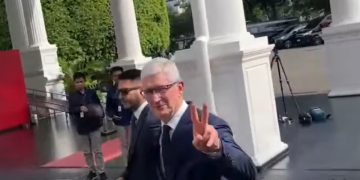 Tim Cook beri salam dua jari saat tiba di Istana