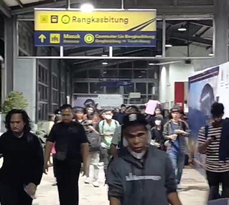 Penumpang tiba di Stasiun Rangkasbitung, Banten.(SuaraNusantara/Def)