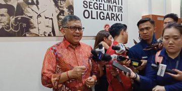 Sekjen PDI Perjuangan, Hasto Kristiyanto saat diwawancarai di Jakarta Pusat, pada Kamis (18/04/2024). (Ilham/Suaranusantara)