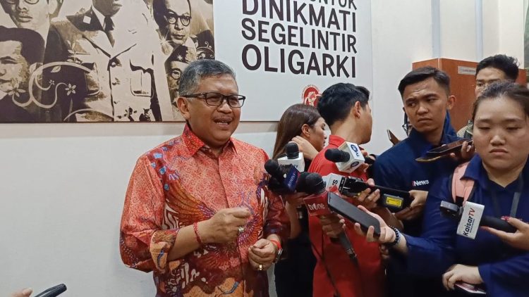 Sekjen PDI Perjuangan, Hasto Kristiyanto saat diwawancarai di Jakarta Pusat, pada Kamis (18/04/2024). (Ilham/Suaranusantara)