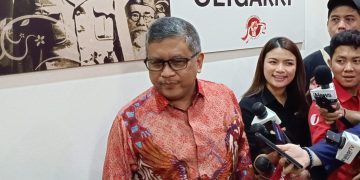 Sekjen PDI Perjuangan, Hasto Kristiyanto saat diwawancarai di Jakarta Pusat, pada Kamis (18/04/2024). (Ilham/Suaranusantara)