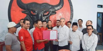 Tim Hasbi Jayabaya mengambil formulir pendaftaran Bacabup Lebak di Kantor DPC PDIP Lebak.(ist)
