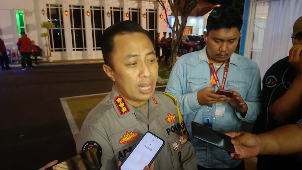 Kabid Humas Polda Metro Jaya, Kombes Pol Ade Ary Syam Indradi saat diwawancarai di Bawaslu RI, Jakarta Pusat, pada Rabu (20/03/2024). (Ilham F./Suaranusantara)