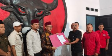 Ketua Apdesi Lebak Usep Pahlaludin ambil formulir pendaftaran Bacabup Lebak ke PDIP.(SuaraNusantara/Def)