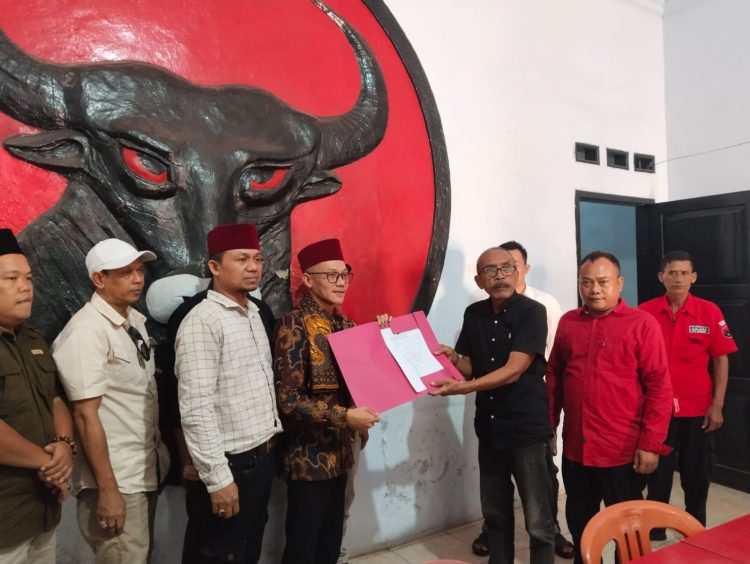 Ketua Apdesi Lebak Usep Pahlaludin ambil formulir pendaftaran Bacabup Lebak ke PDIP.(SuaraNusantara/Def)