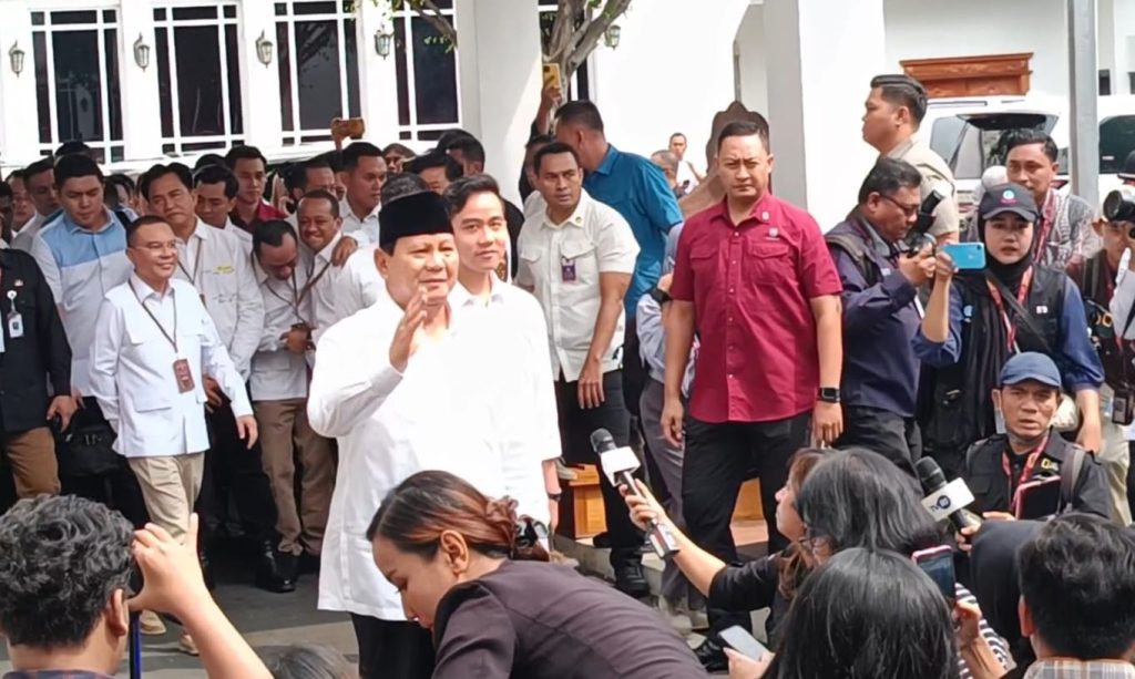 Pasangan Capres-cawapres 2024-2029, Prabowo Subianto dan Gibran Rakabuming saat tiba di Kantor KPU RI, Jakarta Pusat, pada Rabu (24/04/2024). (Ilham F/Suaranusantara)