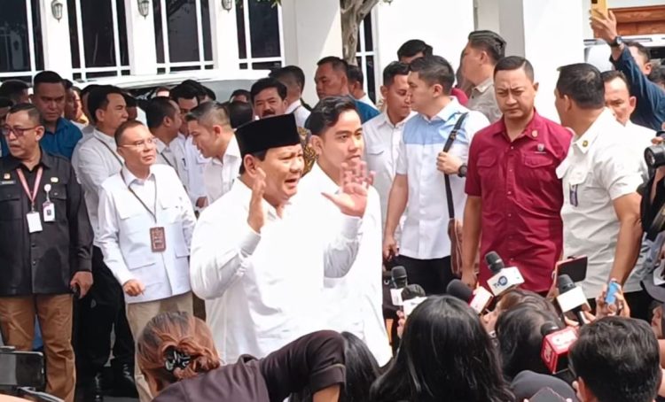 Pasangan Capres-cawapres 2024-2029, Prabowo Subianto dan Gibran Rakabuming saat tiba di Kantor KPU RI, Jakarta Pusat, pada Rabu (24/04/2024). (Ilham F/Suaranusantara)