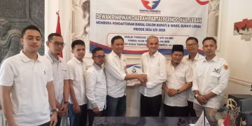 Tim Hasbi Jayabaya ambil formulir pendafataran bacabup ke DPD Perindo Lebak.(SuaraNusantara/Def)