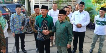 Ketua Umum PKB, Abdul Muhaimin Iskandar (Cak Imin) saat menyambut kedatangan Ketua Plt Umum PPP, Mardiono di DPP PKB, Jakarta Pusat, pada Senin (29/04/2024). (Ilham F/Suaranusantara)