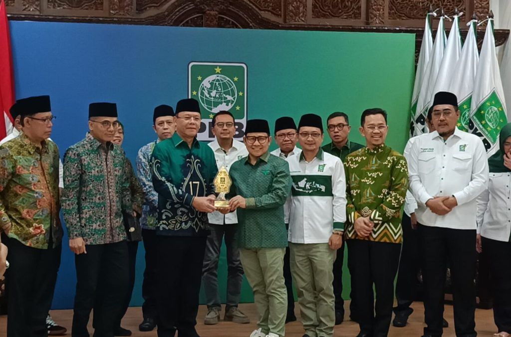 Ketua Umum PKB, Abdul Muhaimin Iskandar (Cak Imin) dan Ketua Plt Umum PPP, Mardiono saat Konferensi Pers di DPP PKB, Jakarta Pusat, pada Senin (29/04/2024). (Ilham F/Suaranusantara)
