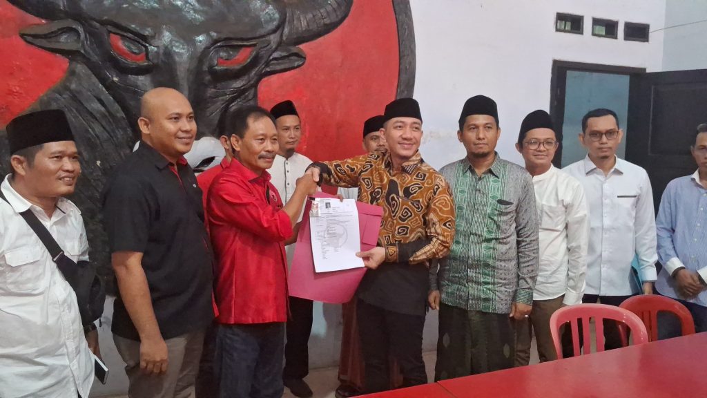 Hasbi kembalikan formulir pendaftaran Bacabup Lebak ke DPC PDI Perjuangan.(SuaraNusantara.com/Def)