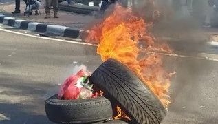 Masa aksi bakar usai putusan Mahakamah Konstitusi dalam sengketa Pilpres 2024