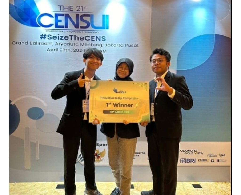 Tiga mahasiswa ITB juara 1 CENS UI 2024 (Dok web resmi ITB)