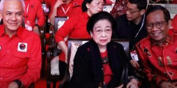 Pembukaan Rakernas V PDI Perjuangan, Megawati Soekarnoputri duduk diapit Ganjar Pranowo dan Mahfud MD (instagram @pdiperjuangan)