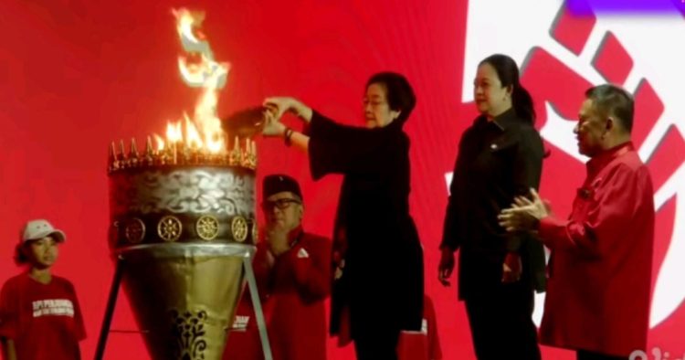 Megawati Soekarnoputri nyalakan Obor Api Perjuangan