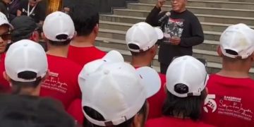 Komarudin Bacakan puisi Banteng Terluka saat menerima Obor Api Perjuangan