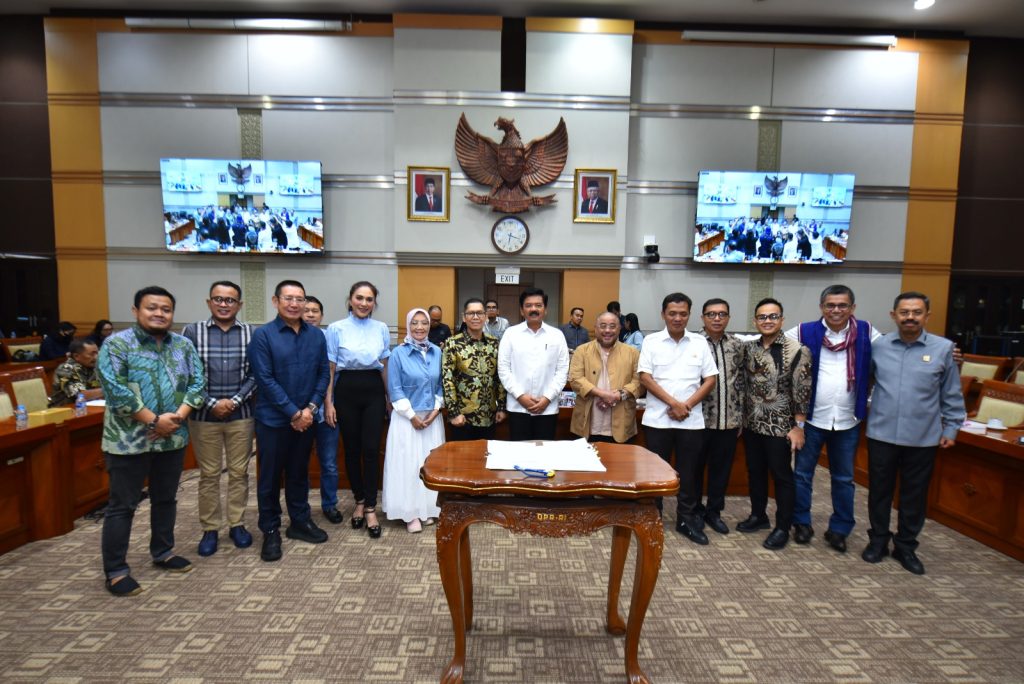 Wakil Ketua Komisi III DPR RI, Adies Kadir, memimpin Rapat Kerja Komisi III dengan Menteri Koordinator Politik Hukum dan HAM (Polhukam)