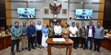 Wakil Ketua Komisi III DPR RI, Adies Kadir, memimpin Rapat Kerja Komisi III dengan Menteri Koordinator Politik Hukum dan HAM (Polhukam)