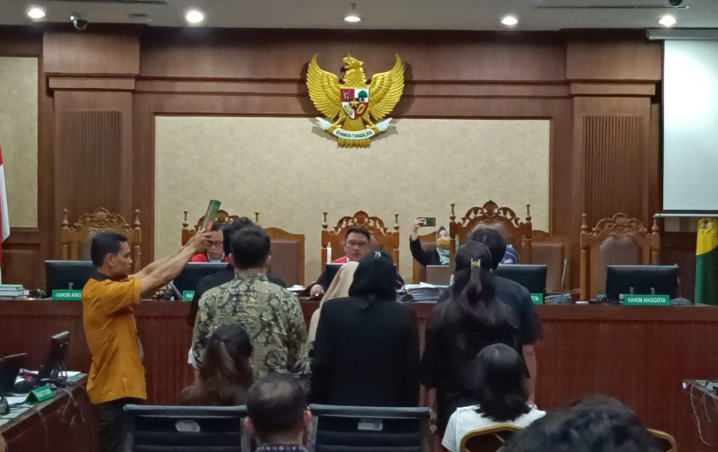 Istri, anak dan cucu mantan Menteri Pertanian, Syahrul Yasin Limpo (SYL) saat disumpah menjadi saksi kasus dugaan pemerasan dan gratifikasi di Pengadilan Negeri Tipikor, Jakarta Pusat, pada Senin (27/05/2024). (Ilham F./Suaranusantara).
