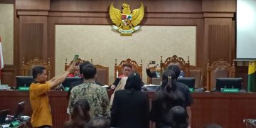 Istri, anak dan cucu mantan Menteri Pertanian, Syahrul Yasin Limpo (SYL) saat disumpah menjadi saksi kasus dugaan pemerasan dan gratifikasi di Pengadilan Negeri Tipikor, Jakarta Pusat, pada Senin (27/05/2024). (Ilham F./Suaranusantara).