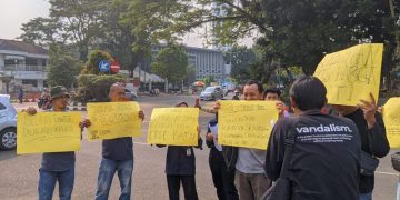 Unjuk rasa jurnalis di Lebak menolak revisi UU Penyiaran.(SuaraNusantara/Def)