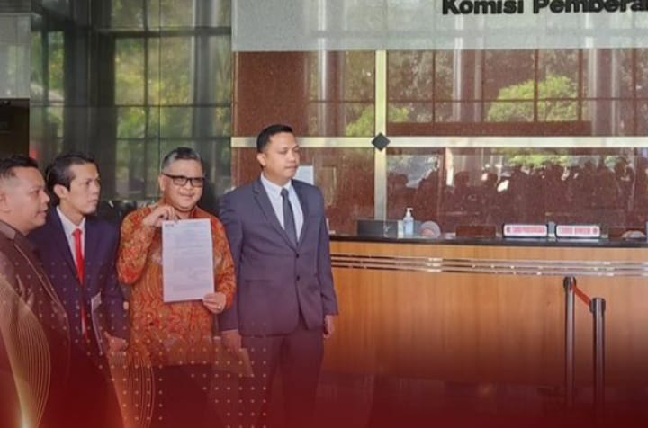 Hasto dan kuasa hukum saat berada di lobi KPK (instagram @pdiperjuangan)