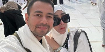 Raffi Ahmad saat tengah menunaikan ibadah haji bersama keluarga berfoto bersama sang ibunda (instagram @raffiahmad)