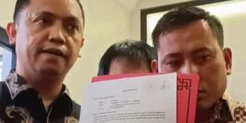 Staf Hasto, Kusnadi bersama kuasa hukum Ronny Talapessy saat melapor ke Komnas HAM (instagram @diskursusnetwork)