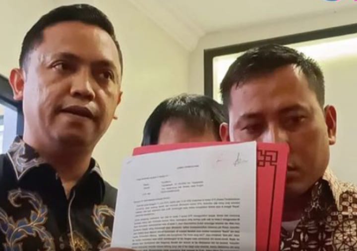 Staf Hasto Kusnadi bersama Ronny Talapessy kuasa hukumnya (Instagram @diskursusnetwork)