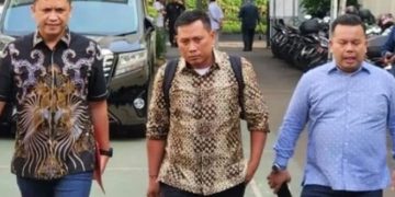 Staf Hasto, Kusnadi bersama kuasa hukum Ronny Talapessy saat melapor ke Komnas HAM (instagram @kabar_ri45)