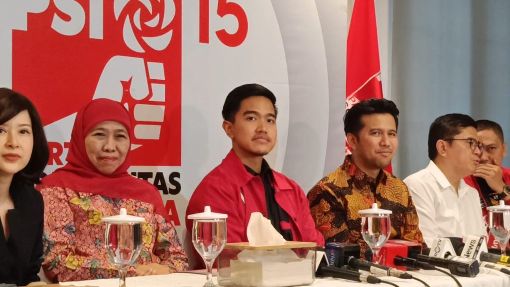 Ketua Umum Partai Solidaritas Indonesia, Kaesang Pangarep bersama Khofifah Indar Parawansa dan Emil Dardak saat konferensi pers di kantor DPP PSI, Jakarta Pusat, pada Selasa (4/6/2024). (Ilham F/Suaranusantara