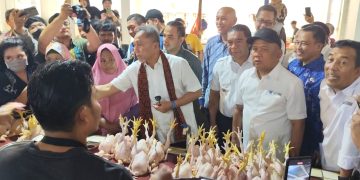 Zulkifli Hasan mengecek stok dan harga bahan pokok di Pasar Cilegon, Banten.(SuaraNusantara/Def)