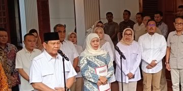 Ketua Umum Gerindra, Prabowo Subianto bersama Khofifah dan Emil saat konferensi pers di Jalan Kertanegara nomor 4, Jakarta Selatan, pada Jum'at (7/6/2024). (Ilham F/Suaranusantara)