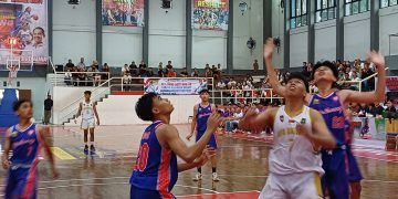 Diapit : Seorang Pemain Tim Basket Putra Kota Tangerang (Putih) diapit oleh Dua Pemain Tim Basket Kota Serang pada Ajang POPDA XI Banten di Gor Damyati Kota Tangerang