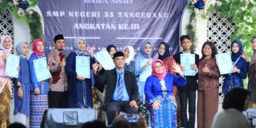 Sumringah - Para Siswa Kelas IX SMP Negeri 33 dan Kepala Sekolah SMP Negeri 33 Widiyana Ramayanti Terlihat Sumringah Saat Sesi Foto Bersama