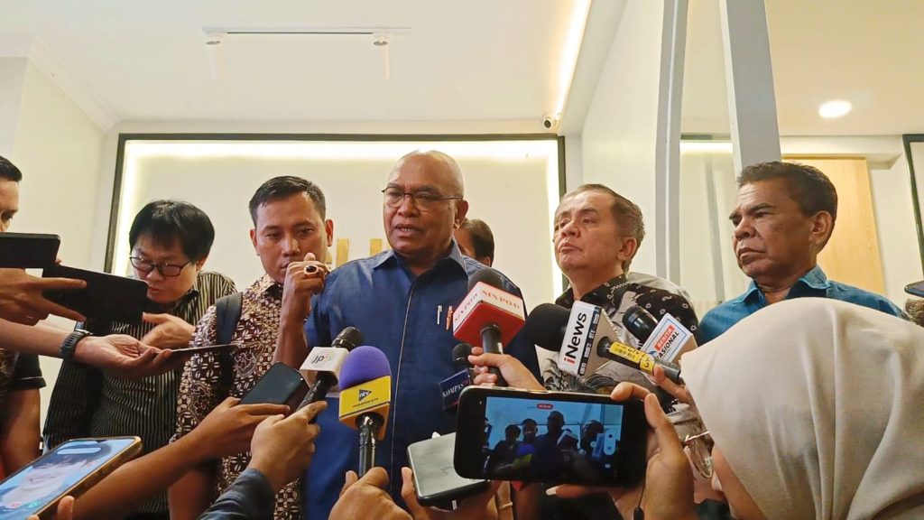 Kuasa hukum Kusnad staf Sekjen PDIP, Petrus Selestinus saat diwawancarai di kantor Komnas HAM, Jakarta Pusat, pada Rabu (12/6/2024). (Ilham F/Suaranusantara)