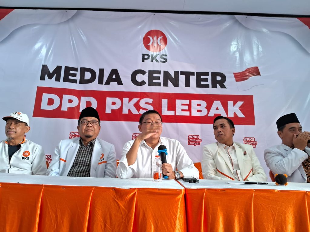 Dede Supriyadi Arief beri keterangan kepada wartawan usai daftar bacabup ke DPD PKS Lebak.(SuaraNusantara/Def)