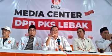 Dede Supriyadi Arief beri keterangan kepada wartawan usai daftar bacabup ke DPD PKS Lebak.(SuaraNusantara/Def)