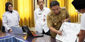 Al Muktabar tinjau pelaksanaan PPBD di salah satu sekolah.(SuaraNusantara/Def