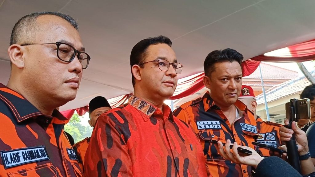 Mantan Gubernur DKI Jakarta, Anies Rasyid Baswedan saat diwawancarai di kantor MPW Pemuda Pancasila, Pejaten Raya, Jakarta Selatan, pada Rabu (19/6/2024). (Ilham F/Suaranusantara).