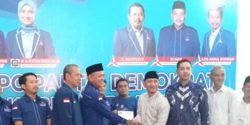 Partai Demokrat menyerahkan surat tugas kepada Hasbi Jayabaya untuk maju Pilbup Lebak.(SuaraNusantara/Def)