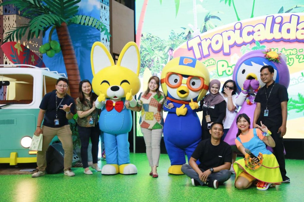Pororo The Little Penguin di Tangcity Mall : Masyarakat Tangerang Berfoto Bersama Karakter Animasi Pororo The Little Penguin