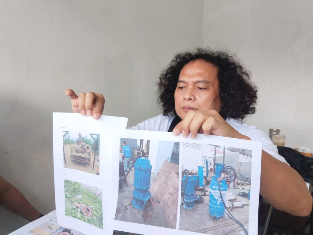 Deolipa menunjukkan foto perbaikan pompa PDAM Lebak.(SuaraNusantara/Def)