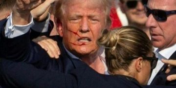 Donald Trump usai terkena tembakan pada Sabtu 13 Juli 2024 terkena tembak (instagram @the_hindu)