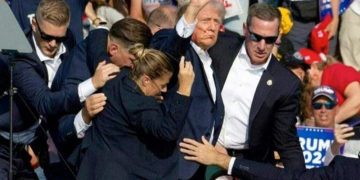 Donald Trump usai alami penembakan langsung dievakuasi oleh para petugas keamanan AS pada Sabtu 13 Juli 2024 (instagram @abcdigital)