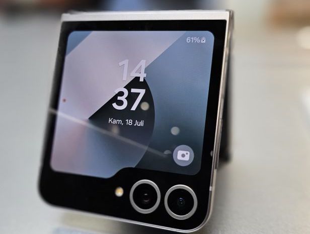 Tampilan Galaxy Z Flip6 yang resmi diluncurkan di Indonesia, Rabu (24/7/2024).