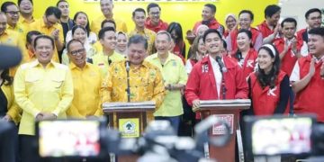 Ketum Golkar Airlangga Hartarto dan Ketum PSI Kaesang Pangarep saat konferensi pers usai gelar pertemuan tertutup pada Kamis 11 Juli 2024 (instagram @psi_id)